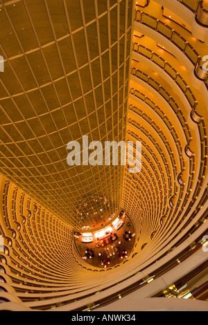 L'atrio di 52 piani di Grand Hyatt Hotel a Shanghai in Cina Foto Stock
