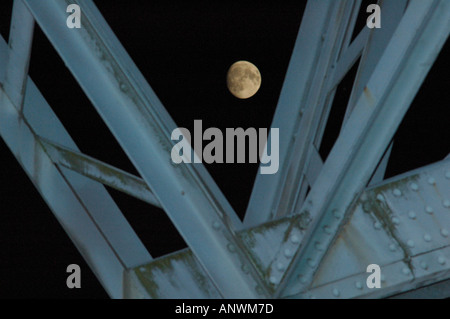 Luna dietro la struttura in acciaio di un ponte questo è un ponte a Dresda Germania chiamato Blaues Wunder meraviglia blu Foto Stock