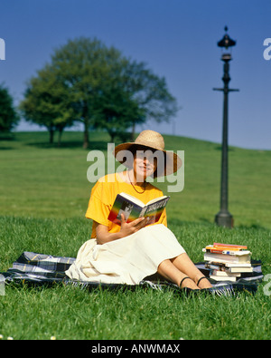 Joan Bakewell (giornalista, TV radio televisione presentatore), la lettura di un libro su Primrose Hill Foto Stock