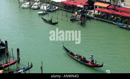 Le gondole del Canal Grande di Venezia, Italia Foto Stock