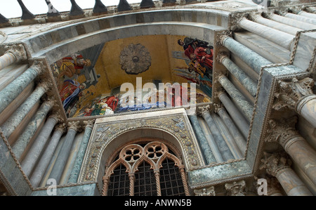 Mosaico ornata al di sopra di una finestra sulla Basilica de San Marco in Piazza San Marco a Venezia Italia Foto Stock