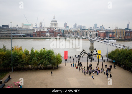 Tate Modern square spider e Millenium Bridge London Foto Stock