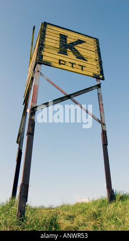 Marcatura di segno dove il cavo passa lungo la diga, Zeeland, Paesi Bassi Foto Stock