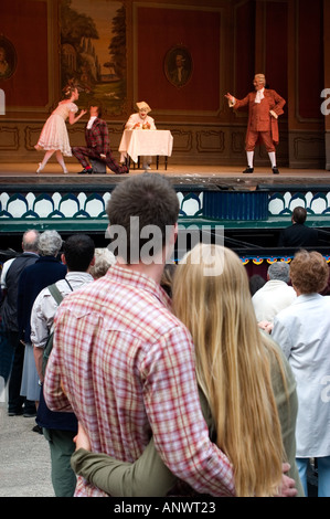 Il pubblico guarda la performance la performance Pantomima Tivoli Gardens Copenhagen DANIMARCA Foto Stock