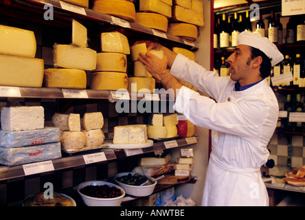 Gastronomia italiana Toscana, negozio di prodotti gastronomici con esposizione di formaggi regionali locali di Parmigiano Reggiano Siena Toscana Italia Foto Stock