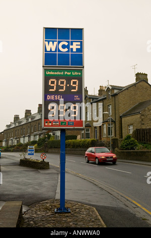 Pompa di benzina i prezzi per il diesel e la benzina senza piombo a 99 9 pence al litro Settle Yorkshire England Regno Unito Foto Stock