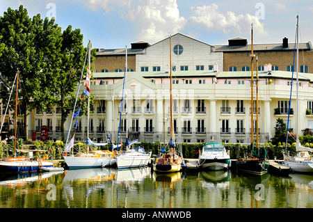 St katharines docks marina il Tower Bridge di Londra Inghilterra Regno Unito barche yacht marittimi Foto Stock