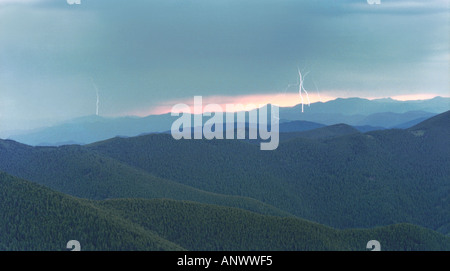 Un lampo di luce al di sopra della gamma Kuray. Altai. La Siberia. La Russia Foto Stock