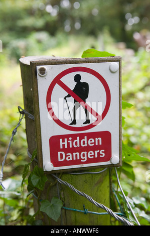 Pericoli nascosti per camminatori cartello segnaletico Clapham Yorkshire England Regno Unito Foto Stock