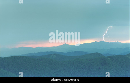 Un lampo di luce al di sopra della gamma Kuray. Altai. La Siberia. La Russia Foto Stock