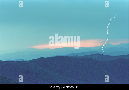 Un lampo di luce al di sopra della gamma Kuray. Altai. La Siberia. La Russia Foto Stock