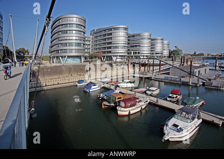 Ponte pedonale con la marina e le cinque barche nel porto interno, in Germania, in Renania settentrionale-Vestfalia, la zona della Ruhr, Duisburg Foto Stock