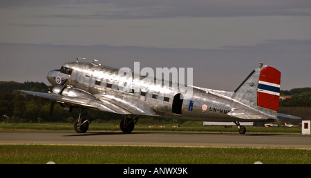 Douglas DC-3 (C-53D-DO) Dakota durante il decollo a sola Airshow nel giugno 2007, Norvegia Foto Stock