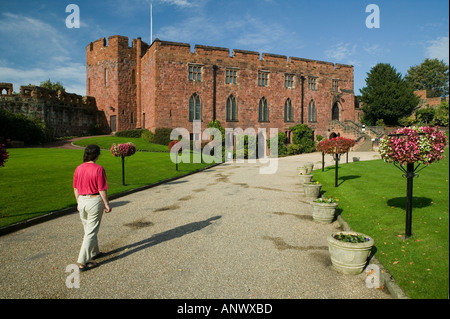 Turista femminile a piedi verso il museo del reggimento castello di Shrewsbury Shrewsbury Shropshire England Regno Unito Foto Stock