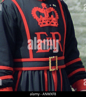 Tradizionale beefeater uomo in uniforme Torre di Londra Londra Inghilterra Regno Unito Foto Stock