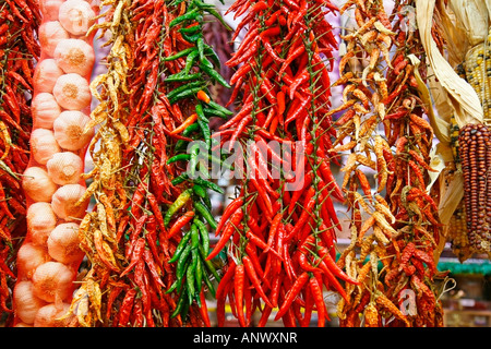 Peperoncino e aglio nel mercato la Boqueria Barcellona Spagna Foto Stock