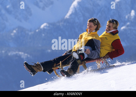 Due giovani donne su una pista da slittino nelle Alpi, Alpi Foto Stock