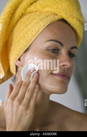 Giovane donna in bagno facendo cure di bellezza Foto Stock