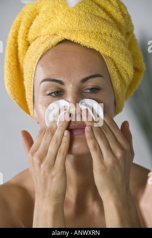 Giovane donna in bagno facendo cure di bellezza Foto Stock