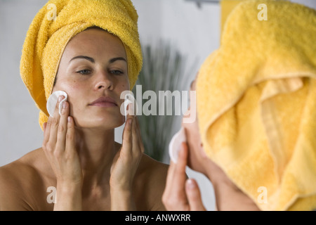 Giovane donna in bagno facendo cure di bellezza Foto Stock