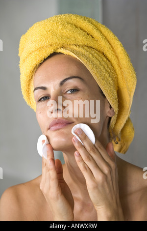 Giovane donna in bagno facendo cure di bellezza Foto Stock