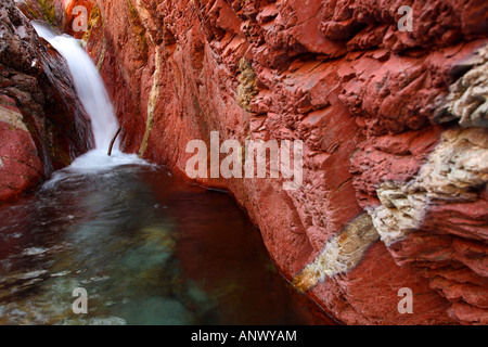 Una piccola cascata al Red Rock Canyon, Canada, Alberta, Parco Nazionale dei laghi di Waterton Foto Stock