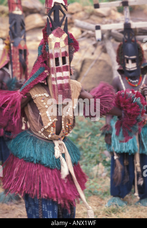 Masked Dogon ballerini eseguono una tradizionale cerimonia, nel villaggio di Nombori, Mali, Africa (MR) Foto Stock