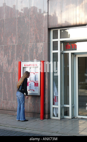 Giovane donna alla ricerca di propertys Foto Stock