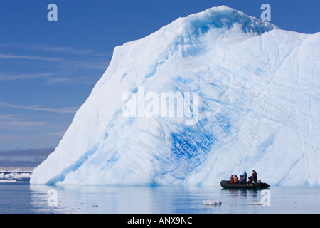 L'Antartide, i visitatori possono ottenere uno sguardo ravvicinato di un enorme iceberg da una piccola barca usata per traghetti passeggeri a riva Foto Stock