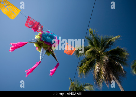 Una piñata è appeso sopra la strada a Zihuatanejo Messico. Foto Stock