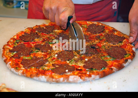 Il taglio di pizza del mercato La Boqueria Barcellona Foto Stock