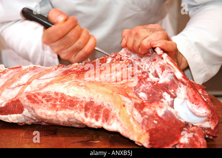 Lavoro di macellaio del mercato La Boqueria Barcellona Spagna Foto Stock