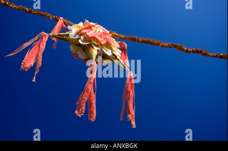 Una piñata è appeso sopra la strada a Zihuatanejo Messico. Foto Stock