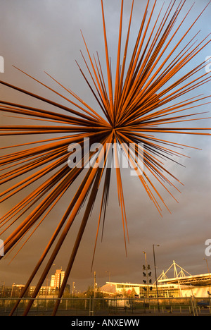 "B della Bang scultura al tramonto al di fuori dello Sport City, Manchester Foto Stock