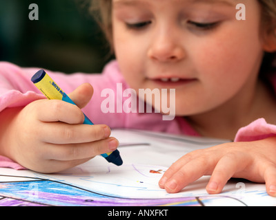 Bimba di tre anni la colorazione Foto Stock