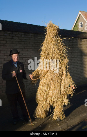 Straw Bear Festival Whittlesea Whittlesey Straw Bear and Handler. Cambridgeshire Inghilterra Regno Unito 2008 2000s HOMER SYKES Foto Stock