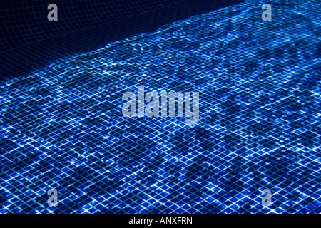 I riflessi di luce sul fondo di una piscina Foto Stock