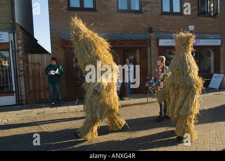 Festival degli orsi di paglia Whittlesea Whittlesey due orsi di paglia originali e orsi per bambini. Cambridgeshire Inghilterra Regno Unito 2008 2000s HOMER SYKES Foto Stock