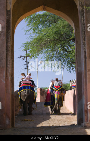 INDIA Rajasthan, Jaipur: Elephant i taxi e i visitatori a Forte Amber (NR) Antica capitale di stato di Jaipur Foto Stock