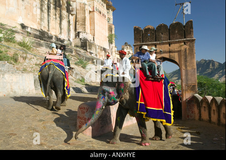 INDIA Rajasthan, Jaipur: Elephant i taxi e i visitatori a Forte Amber (NR) Antica capitale di stato di Jaipur Foto Stock