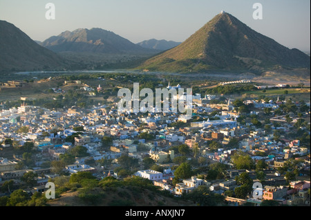 INDIA Rajasthan, Pushkar: PUSHKAR CAMEL FAIR, vista città di Pushkar da Pap Mochani Temple Hill / mattina Foto Stock