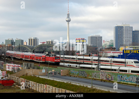 I treni che passavano vicino a Berlino alla stazione ferroviaria Est. Foto Stock