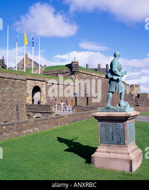 Il Castello di Stirling, Stirling, Scozia, Regno Unito. Monumento al Argyll e Sutherland Montanari con il cancello principale e fossato esterno essere Foto Stock