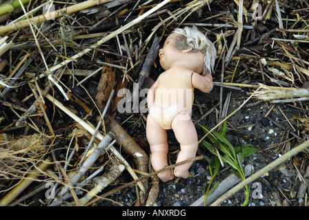 La bambola lavato fino in spiaggia Foto Stock