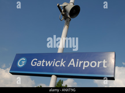 Indicazioni per la stazione ferroviaria dell'aeroporto di Gatwick, Inghilterra Foto Stock