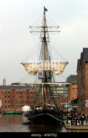 Conte di Pembroke tre masted Barque rig c 1790. Pembroke fu costruito in Pukavik, Svezia come uno dei tre ultimi masted sailing golette, nel 1945. Ella legname commerciato nel Mar Baltico e British East Coast fino ad essere prevista fino a Thisted, Danimarca nel 1974. La Piazza Sail Company ha acquistato la sua nel 1979 e ha subito un restauro completo che è iniziata nel 1985. In 1994, lei è stato commissionato come i tre alberi del xviii secolo barca di legno che ella è oggi. Porto di Gloucester, Gloucester, Gloucestershire, Inghilterra Foto Stock