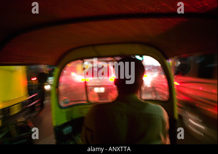 INDIA, Karnataka, Bangalore: Traffico di sera da Autorickshaw Taxi / passeggero di vedere Foto Stock