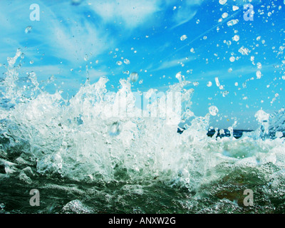 Onde che si infrangono shot al largo della costa meridionale dell'Inghilterra Foto Stock