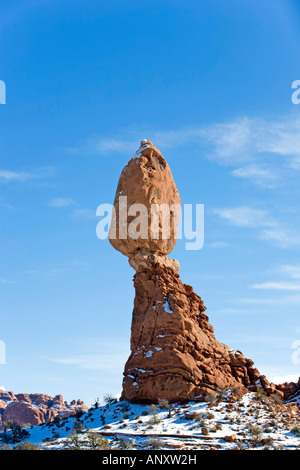 Bilanciamento del Rock Parco Nazionale Arches verticale a Foto Stock