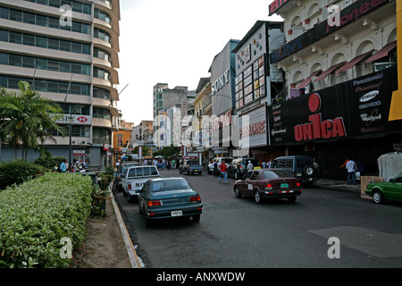 Calidonia presso il Plaza 5 de Mayo area della Città di Panama che mostra i commerci della zona e traffico leggero Foto Stock